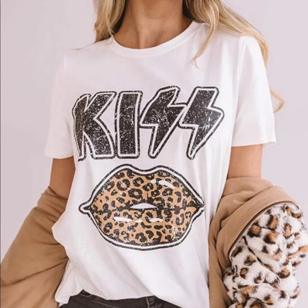 Host Pick! New! Kiss ๐ graphic tee rock tee-shirt - Picture 2 of 5